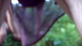 Una Milf Arrapata Sposata Seducente un Cacciatore nei Boschi per un Incontro Selvaggio