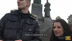 Hűha! Nézd ezt a kukoldot, aki bámulja, ahogy a ribanc barátnője lovagol egy hatalmas faszra!