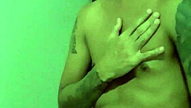 Видео гей John Movio делится случайным чатом онлайн