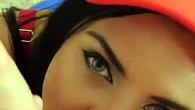 Красиво момиче дава POV свирка с умения за смучене