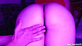 Spiser søt rumpe på het stesøster med stor ræv hjemme