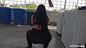 Riktig latina arab med enorm röv tränar med plug i rövhålet