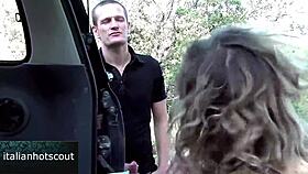 Rohatá blondýna s modrýma očima dostává píču a prdel drcenou venku. Divoká skupinová akce se rozvíjí!