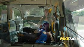 Sono sopraffatto da questa cavalcata figa premium delle latine nel sedile posteriore del taxi