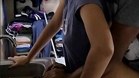 Una Buena Mujer Sirve A Su Hombre