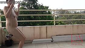 Urocza gospodyni domowa błyska cipką na huśtawce bez majtek