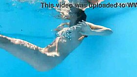 Ruska baddy Ivi Rein vznemirjena pod vodo