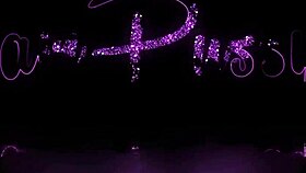 アジアンティーン18+がロリポップをマンコに挿れて自然の中で遊ぶ