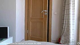 Sexy mladá 18+ Sarah prská silno so skleným dildom na balkóne