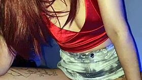 una chica buena haciendo un trato con el delivery guy