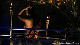 badande indisk skönhet utforskar sensuella rörelser i vattnet