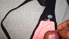 Κάρελ με άφησε να χρησιμοποιήσω το αγαπημένο της ροζ σλιπ και να κουμπάρω πάνω στα εσώρουχά της