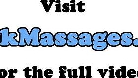 Roztomilá holka cucá masérovi během glamourové masáže