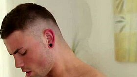 Hej, poglej tega biseksualnega hunk-a, ki liza rit v divji orgiji z epskimi cumshot-i in handjob-i. Ne boš verjel surovemu skupinskemu akciju!