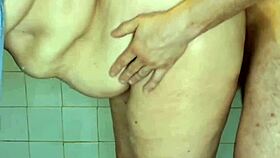 ชอบเย็ดยายอวบในฝักบัวพร้อมชักรูตีดแน่นๆ