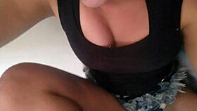 Kongkek cepat dengan baju, hampir ditangkap teman lelaki!