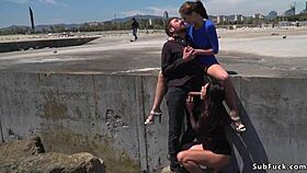 ¡Oye, mira esa belleza española desnuda en la playa! Está enseñando y dominando como loca. ¡Camina con ella!