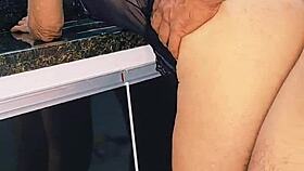 Fodendo loira na pia e gozando dentro