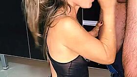 Fodendo loira na pia e gozando dentro