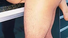 Fodendo loira na pia e gozando dentro