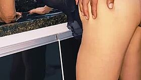 Fodendo loira na pia e gozando dentro