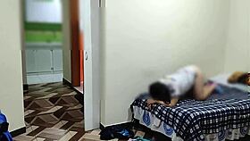 la cornuda de mi mujer limpia la casa mientras mi vecina y yo tenemos sexo del otro lado 😏