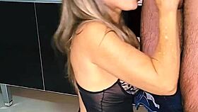 Fodendo loira na pia e gozando dentro