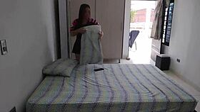 لاتينية حارة تغري مستأجر بمؤخرتها الكبيرة في نيك منزلي من الخلف