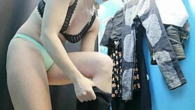 Cantik Russia dengan tetek besar tukar baju di bilik ganti