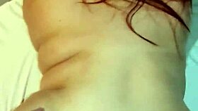 الكورنو يشارك السمينة ذات الشعر الأحمر مع صديقه في الجنس البري!