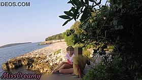 Δεν πιστεύω ότι η teen 18+ δασκάλα μου με πήρε στο στόμα σε δημόσια παραλία της Κροατίας, τόσο ριψοκίνδυνο με κόσμο γύρω - misscreamy