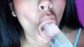 Hej, Latynosko, dlaczego dochodzisz tak głośno z zabawkami?