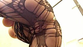 I jiggle my pawg butt in fishnets