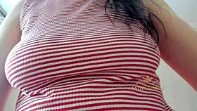 Mørkhåret milf blir horny og gnir klitt på senga