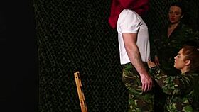 wow, cfnm vojenská zrzka dominuje ptáku ve divokém trojku!