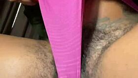 Nelly dráždi s tučnou pičou takmer cumujúc v horúcom pov akcii.