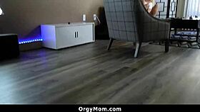 Σέξι μαμάχας λαχταρά προσοχή και επιθυμεί οικειότητα με κάποιον κοντινό