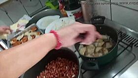 莎拉罗莎穿着性感内衣煮茄子帕尔米加诺