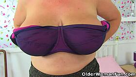 يا أمي، كسك البريطاني الناضج يجننني بمتعة منفردة!