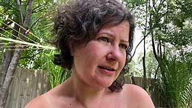 Szybkie rżnięcie przerwane w spalonej słońcem namiocie na zewnątrz