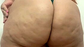 Belle-mère au gros cul attend impatiemment que son beau-fils la pilonne dur avec sa bite.