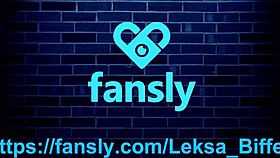 硬操她湿湿的阴户，她第一次喷水了。