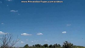 Horúca amatérka jazdi na chuj pod pálivým slnkom