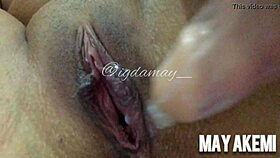 olha, ela está brincando com o cuzinho e gozando bem gostoso