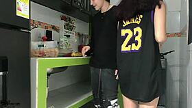 mi hermosa hermanastra latina con gran culo y polla grande me chupa profundamente, folla en anal, deepthroat, y recibe cumshot en taboo hardcore