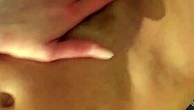 Горячая сводная сестра делает DP с игрушками в душе