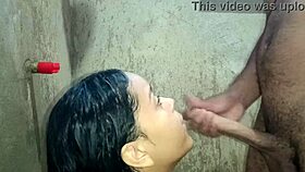 Comendo a gostosinha no banho