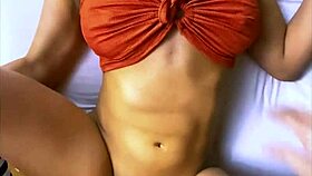 la madrastra sexy sorprendio a su hijastrastro en el apartamento y lo sedujo irresistiblemente