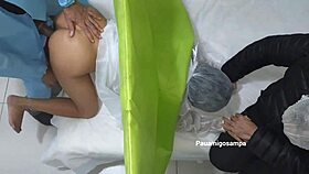 Cámara atrapa a paciente siendo follada durante consulta con marido mirando.