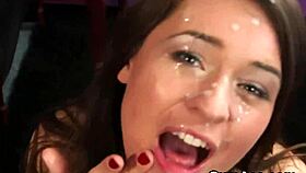 Обичам как тази перверзна красавица смуче сперма от лицето ми
